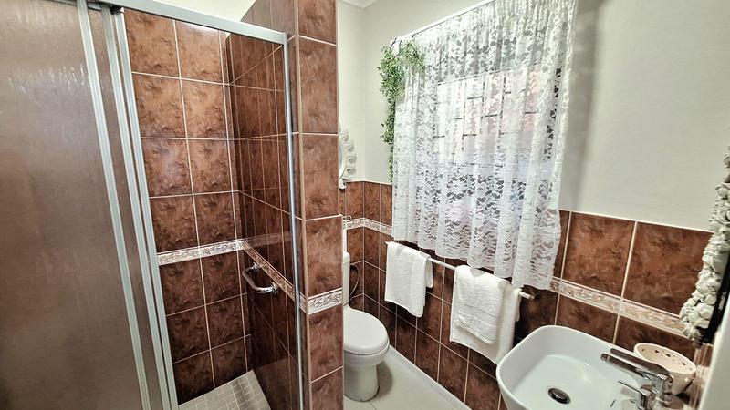 5 Bedroom Property for Sale in Reebok Western Cape